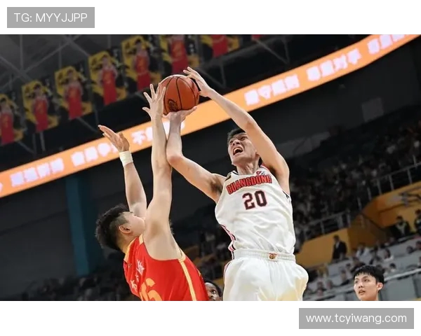 任骏飞领衔表现出色助力球队逆转胜利展现篮球场上的无畏精神与团队合作 任骏飞领衔表现出色助力球队逆转胜利展现篮球场上的无畏精神与团队合作