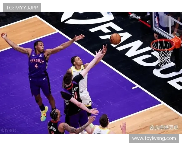 猛龙与爵士的激烈对决竟然演变成一场意外的脱裤子闹剧 猛龙与爵士的激烈对决竟然演变成一场意外的脱裤子闹剧